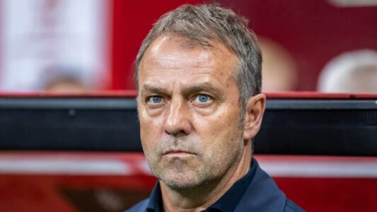 هانز فليك مدرب برشلونة يتحدث للإعلام بعد مباراة أتلتيكو مدريد في دوري أبطال أوروبا