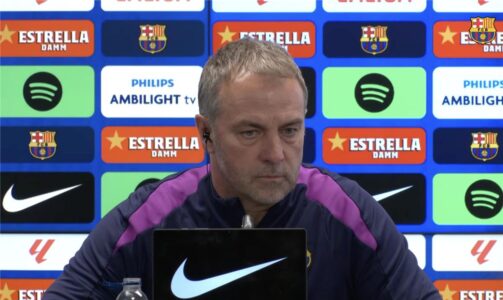 هانز فليك مدرب برشلونة يتحدث في مؤتمر صحفي عن مواجهة أتلتيكو مدريد والعنصرية