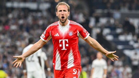 هاري كين وفينسنت كومباني في تدريبات بايرن ميونخ قبل مباراة باريس سان جيرمان