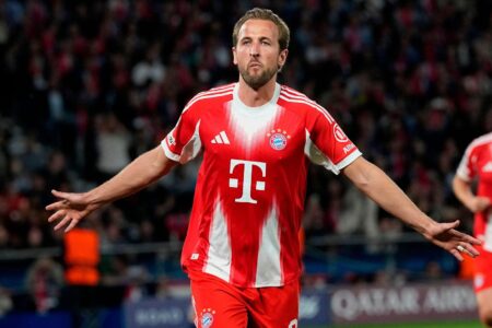هاري كين يحتفل بهدفه مع بايرن ميونخ ضد باريس سان جيرمان في دوري أبطال أوروبا