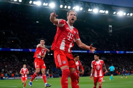 هاري كين يحتفل بهدفه مع بايرن ميونخ ضد باريس سان جيرمان في دوري أبطال أوروبا