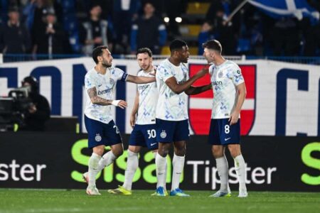 فرحة لاعبي إنتر ميلان بعد الفوز المثير على كومو في الدوري الإيطالي