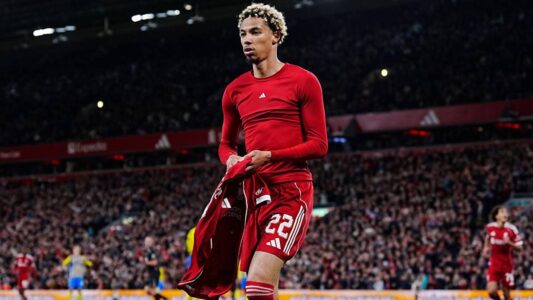 لحظة إصابة هوغو إيكيتيكي وخروجه محمولاً في مباراة ليفربول وباريس سان جيرمان