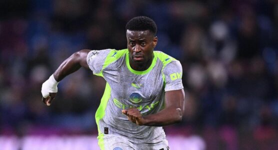 مارك غيهي بقميص مانشستر سيتي يحتفل بالفوز في الدوري الإنجليزي