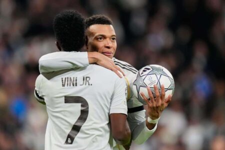 كيليان مبابي يغادر الملعب مصاباً في مباراة ريال مدريد ضد ريال بيتيس
