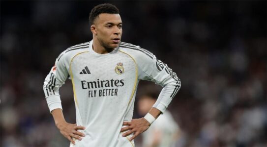 كيليان مبابي بقميص ريال مدريد يبدو محبطاً في التدريبات تحت إشراف أربيلوا