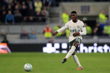 مويسيس كايسيدو يبتسم أثناء توقيع تجديد عقده مع نادي تشيلسي الإنجليزي