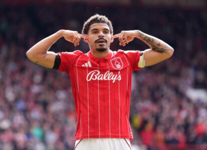 احتفال لاعبي نوتينغهام فورست بالأهداف الخمسة في مرمى سندرلاند بالدوري الإنجليزي