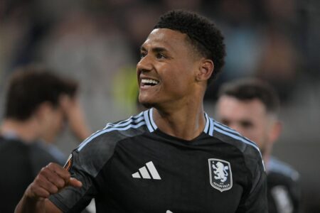 أولي واتكينز يحتفل بهدفه مع أستون فيلا ضد بولونيا في الدوري الأوروبي