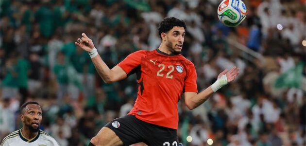 عمر مرموش بقميص منتخب مصر خلال مباراة ودية ضد إسبانيا تحت أنظار كشافي نادي برشلونة