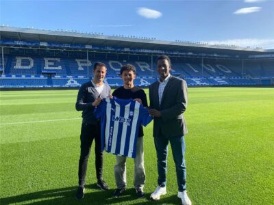 عمر ياسر بقميص نادي زد قبل انتقاله إلى ديبورتيفو ألافيس الإسباني