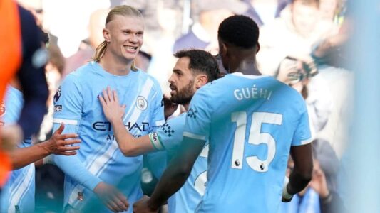لاعبو أرسنال ومانشستر سيتي في صراع على لقب الدوري الإنجليزي الممتاز