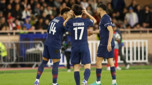 لاعبو ليون يحتفلون بالفوز على باريس سان جيرمان في ملعب حديقة الأمراء