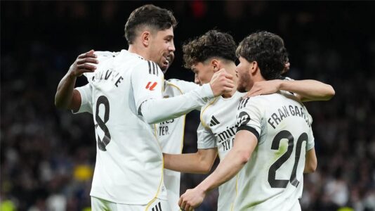 راؤول أسينسيو مدافع ريال مدريد الشاب خلال تدريبات الفريق الملكي