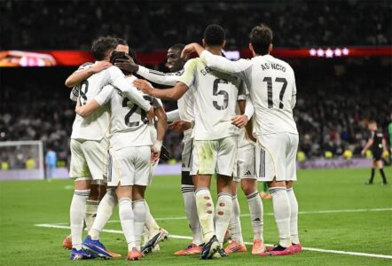 شعار نادي ريال مدريد مع خلفية تعبر عن سوق الانتقالات الصيفية وكأس العالم 2026