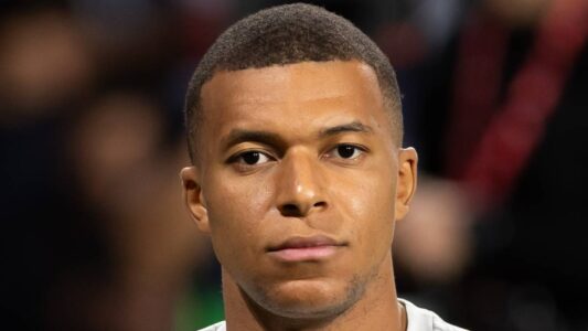 احتفال لاعبي جيرونا بالتعادل أمام ريال مدريد في الدوري الإسباني على ملعب سانتياغو برنابيو