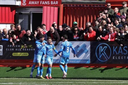 لاعبو روتشديل ويورك سيتي في مواجهة حاسمة على لقب الدوري الوطني الإنجليزي