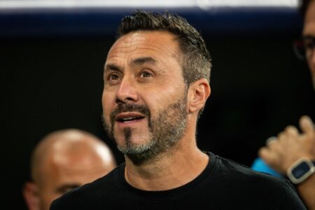 لاعبو سندرلاند وتوتنهام في ملعب ستاديوم أوف لايت خلال الدوري الإنجليزي الممتاز