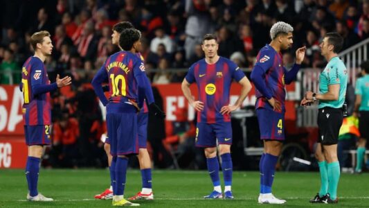 مدرب برشلونة هانز فليك يتحدث عن أرضية ملعب الميتروبوليتانو قبل مباراة أتلتيكو مدريد
