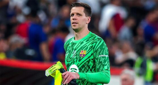 الحارس البولندي فوتشيك تشيزني خلال تدريبات نادي برشلونة