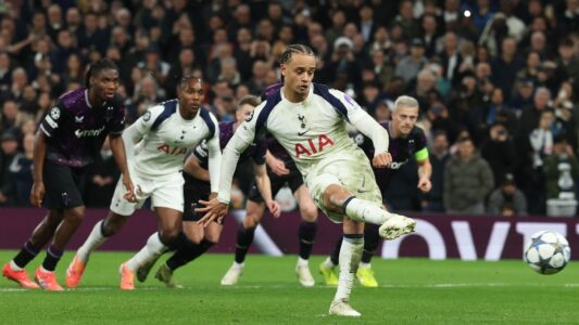 تشافي سيمونز لاعب توتنهام يسقط مصاباً في مباراة وولفرهامبتون بالدوري الإنجليزي