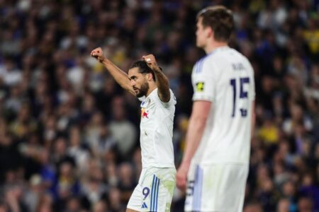 دومينيك كالفيرت لوين يحتفل بهدفه مع ليدز يونايتد في شباك بيرنلي بالدوري الإنجليزي