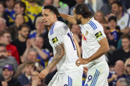 احتفالات لاعبي ليدز يونايتد بعد الفوز على بيرنلي في الدوري الإنجليزي