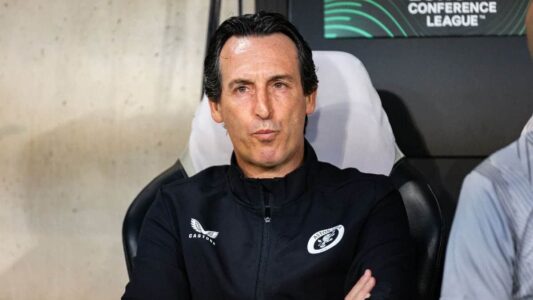 احتفال لاعبي نوتينغهام فورست بالفوز على أستون فيلا في الدوري الأوروبي
