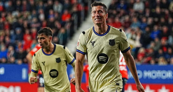 احتفال لاعبي برشلونة بالأهداف في مرمى أوساسونا بالدوري الإسباني
