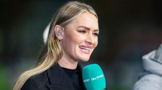 شعار بي بي سي وآي تي في مع كأس العالم 2026 في خلفية رياضية